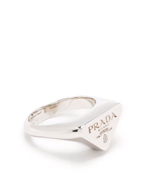 ring with a teara prada.